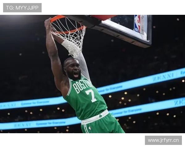 杰伦·布朗无球切入效率提升，拉开进攻空间改变绿军战术结构