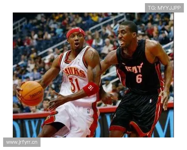 贾森·特里利用三分投射拉开空间提升球队外线火力